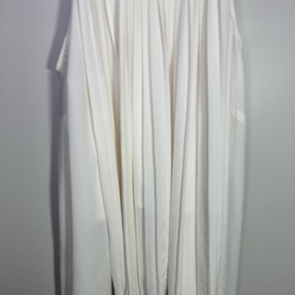 Pennington's White Scoop Neck Pleated Sleeveless Blouse Sharkbite Hem - Picture 3 of 11